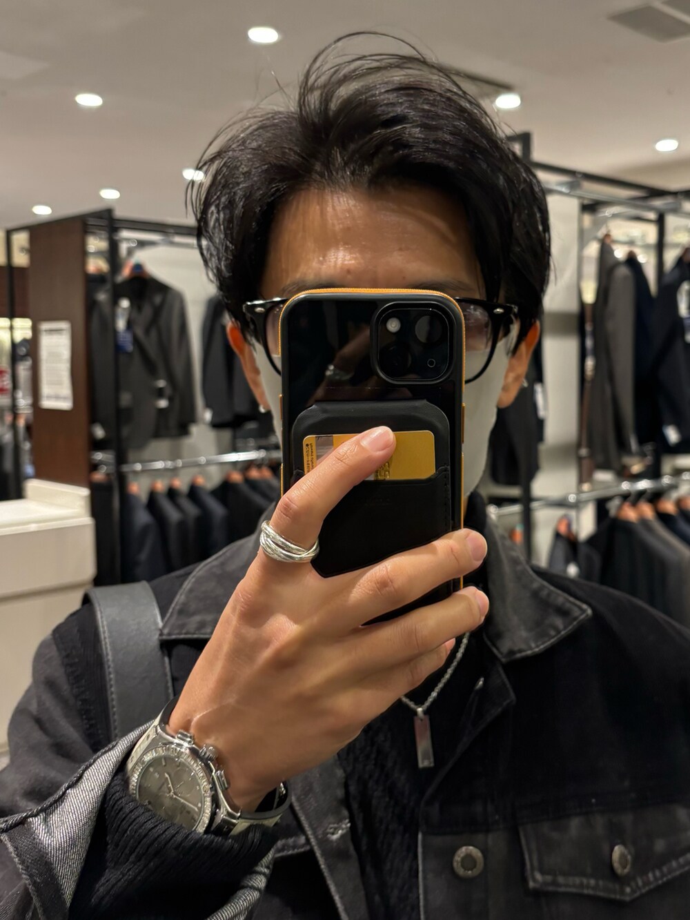 ブラック系のドレスシューズ、グレー系のスラックス、ブラック系のニット/セーターを着用したメンズの秋コーディネートの4枚目の写真