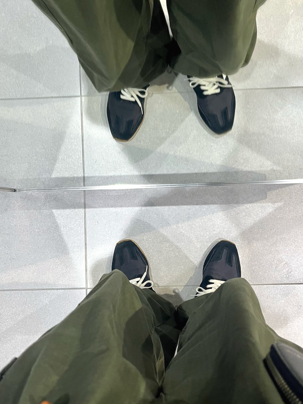 グリーン系のカーゴパンツ、ブラック系のスニーカー、その他のシャツ/ブラウスを着用したメンズの秋コーディネートの5枚目の写真