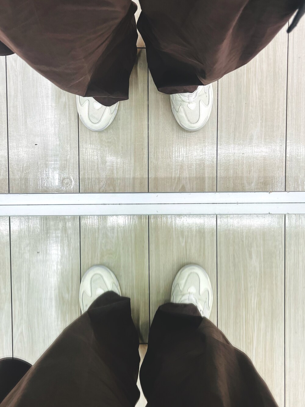 パープル系のパンツ、ホワイト系のスニーカー、ホワイト系のシャツ/ブラウスを着用したメンズの春コーディネートの5枚目の写真