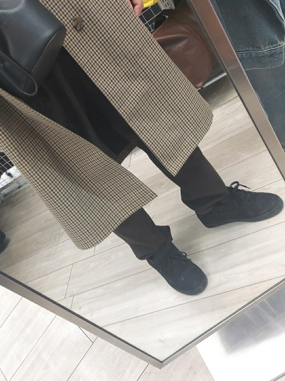 ブラック系のショルダーバッグ、ブラウン系のパンツ、グリーン系のシャツ/ブラウスを着用したメンズの春コーディネートの3枚目の写真