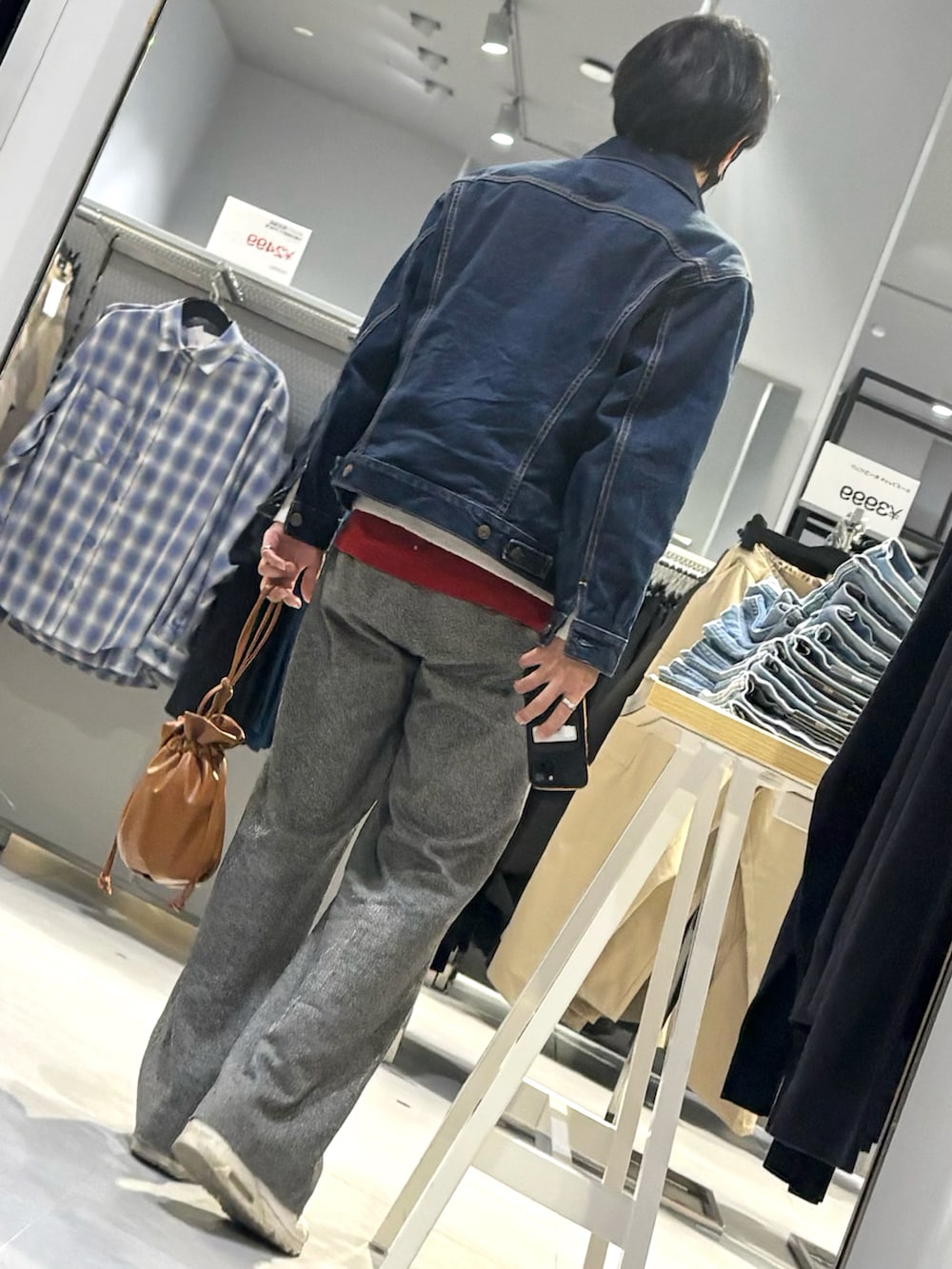 ブラウン系のショルダーバッグ、ホワイト系のスニーカー、ホワイト系のカーディガン/ボレロを着用したメンズの冬コーディネートの2枚目の写真