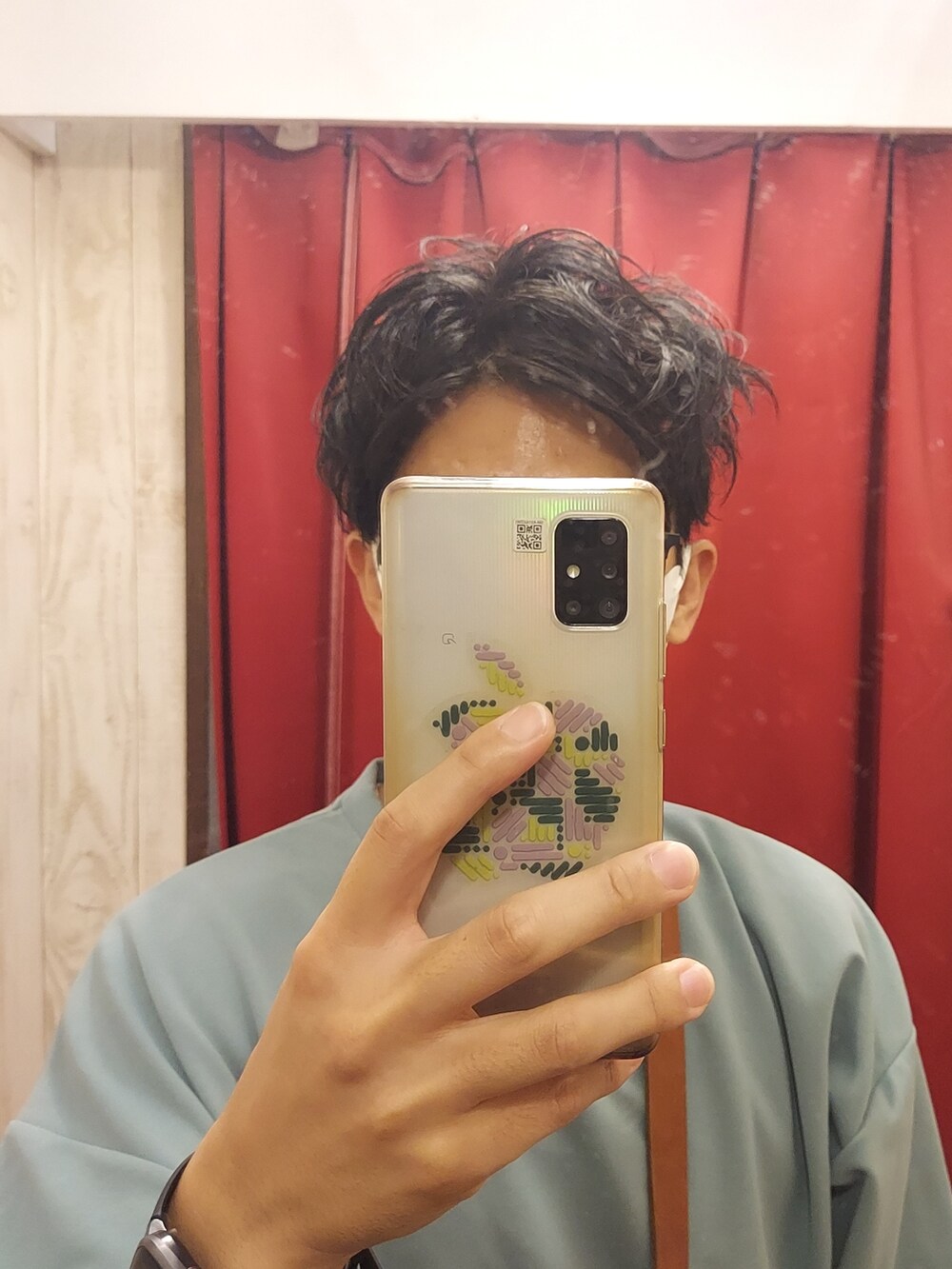 ホワイト系のスニーカー、ベージュ系のスラックス、グリーン系のTシャツ/カットソーを着用したメンズの秋コーディネートの4枚目の写真