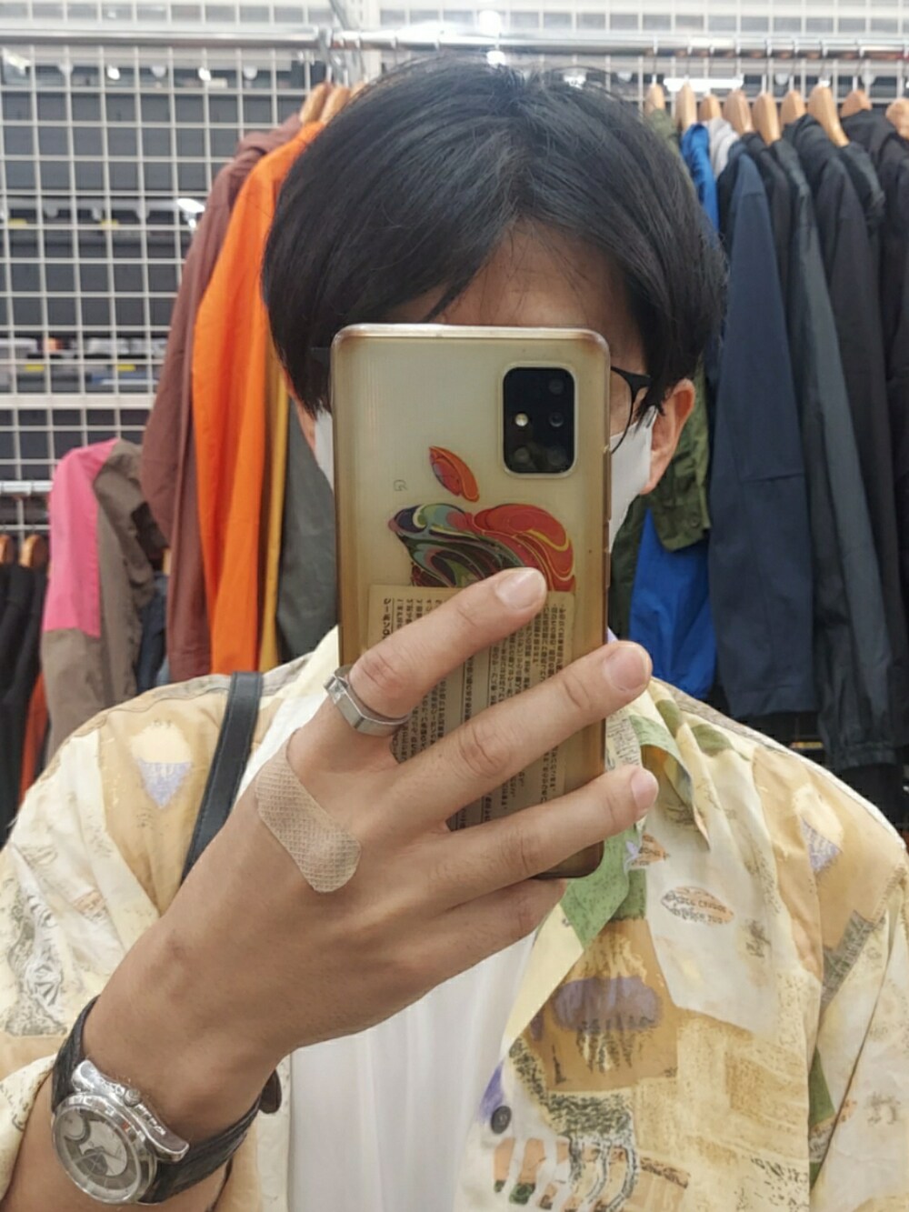 その他のシャツ/ブラウス、グリーン系のパンツ、ブラック系のバッグを着用したメンズの秋コーディネートの4枚目の写真