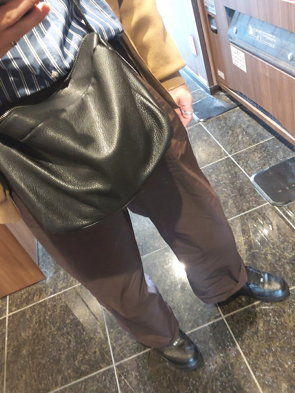 ブラック系のスニーカー、パープル系のパンツ、ブルー系のシャツ/ブラウスを着用したメンズの春コーディネートの3枚目の写真