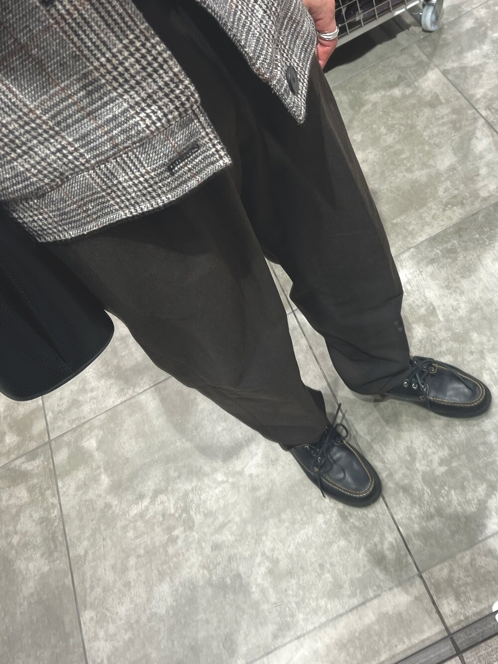ブラウン系のパンツ、ブラック系のローファー、その他のジャケット/アウターを着用したメンズの冬コーディネートの3枚目の写真