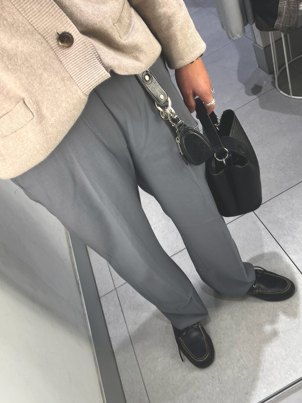 ブルー系のパンツ、ブラック系のローファー、ブラック系のショルダーバッグを着用したメンズの冬コーディネートの3枚目の写真