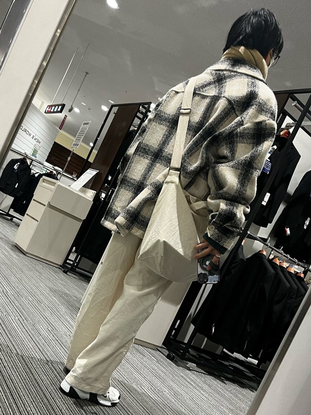 ホワイト系のスニーカー、ホワイト系のパンツ、ホワイト系のジャケット/アウターを着用したメンズの冬コーディネートの3枚目の写真