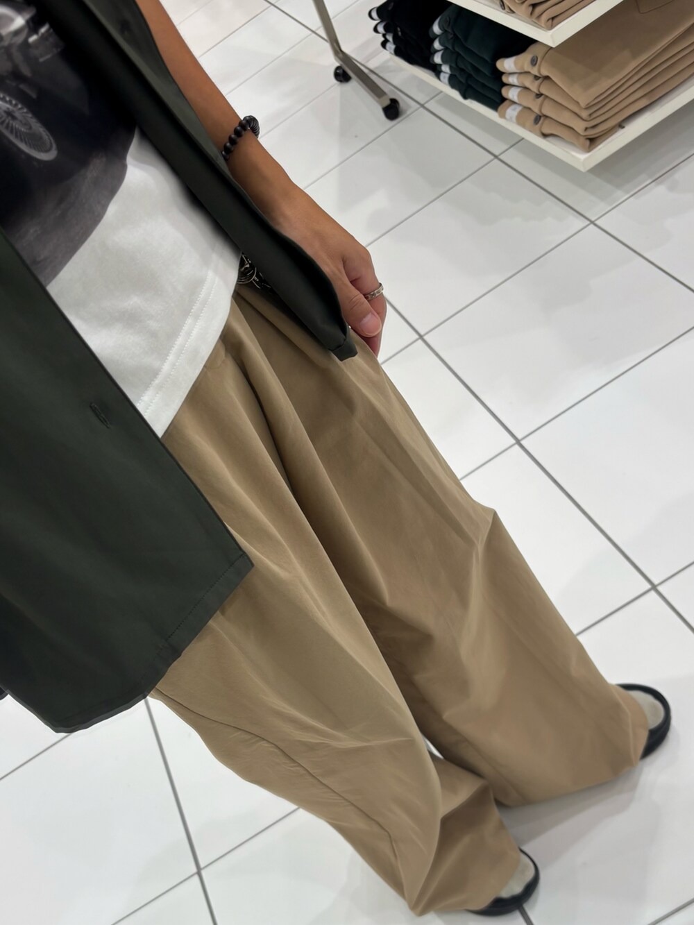 ブラック系のサンダル、ホワイト系のTシャツ/カットソー、グリーン系のシャツ/ブラウスを着用したメンズの夏コーディネートの3枚目の写真