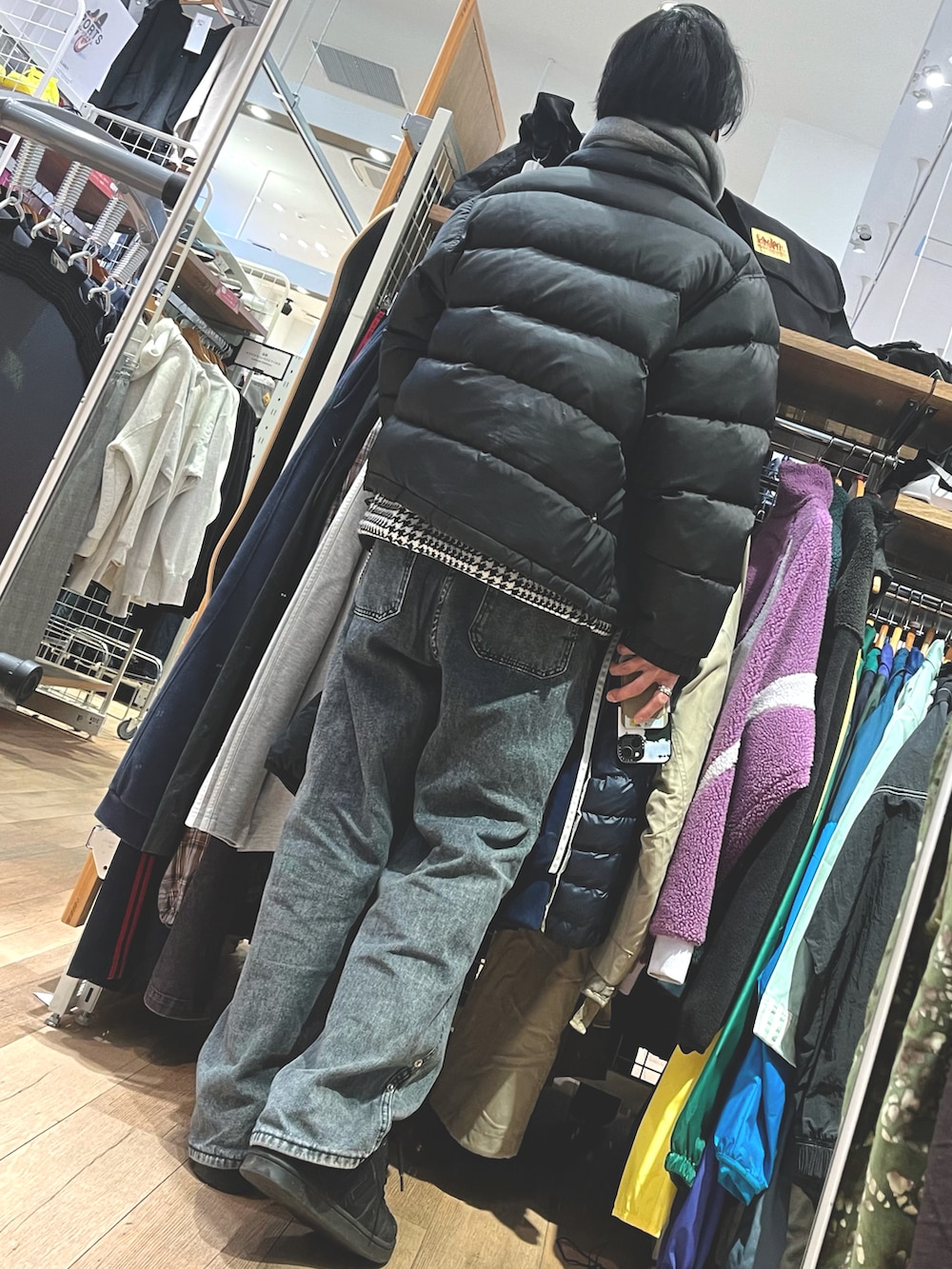 ブラック系のダウンジャケット/コート、ブラック系のデニムパンツ、ブラック系のスニーカーを着用したメンズの冬コーディネートの2枚目の写真