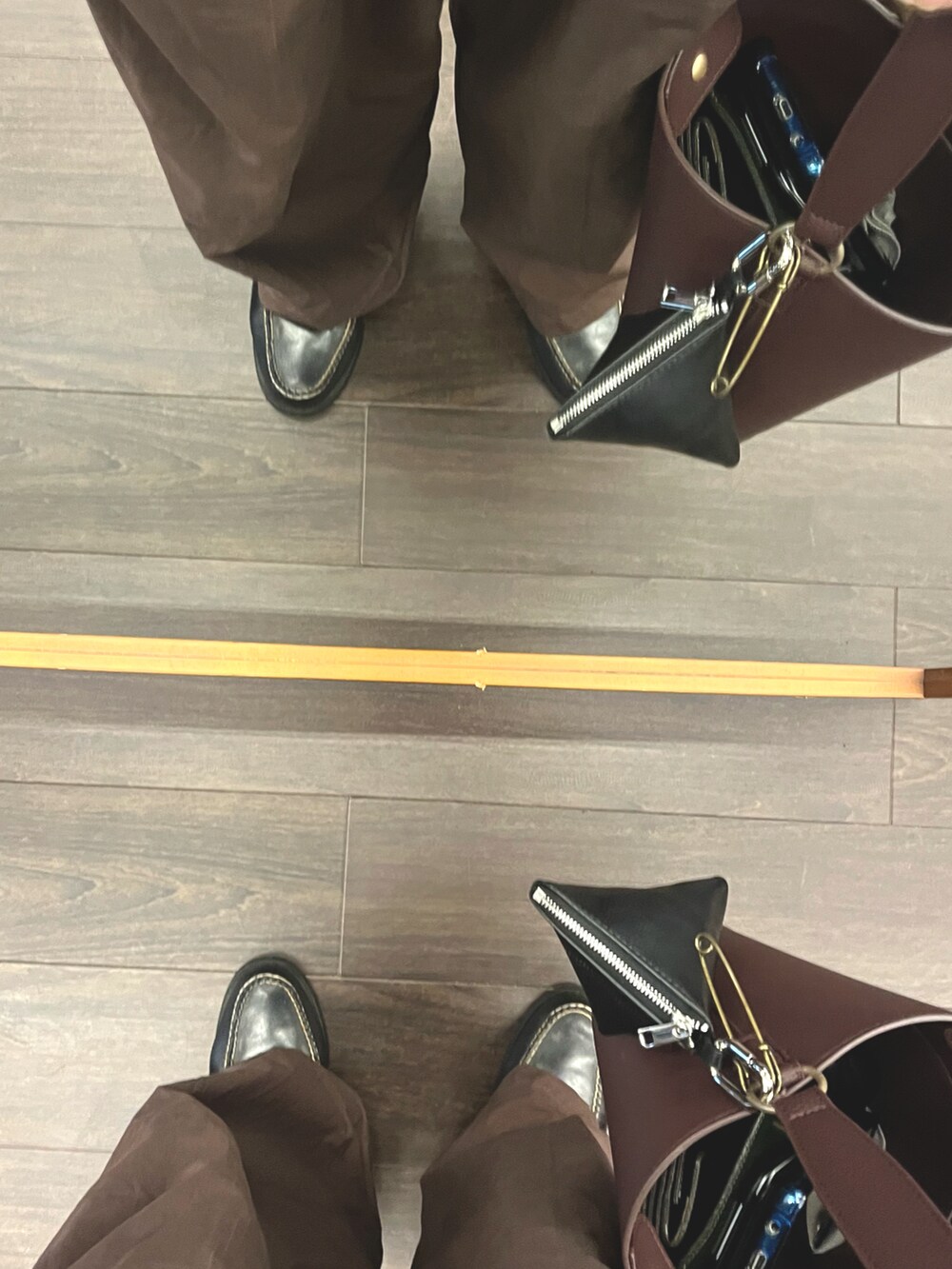 パープル系のパンツ、ブラック系のローファー、ブラック系のジャケット/アウターを着用したメンズの冬コーディネートの5枚目の写真