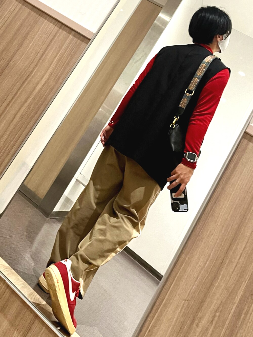 ベージュ系のパンツ、レッド系のスニーカー、ブラック系のテーラードジャケットを着用したメンズの秋コーディネートの3枚目の写真