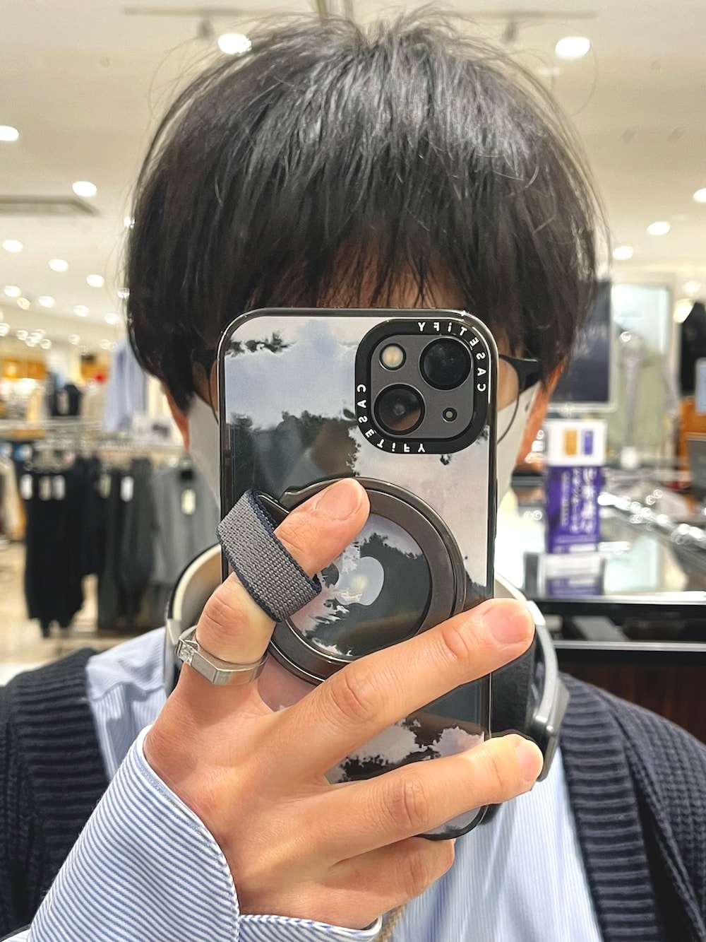 レッド系のスニーカー、ホワイト系のパンツ、ベージュ系のショルダーバッグを着用したメンズの春コーディネートの4枚目の写真