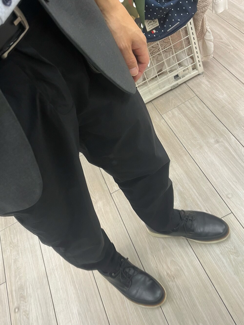 ブラック系のパンツ、ブラック系のその他シューズ、グレー系のテーラードジャケットを着用したメンズの夏コーディネートの3枚目の写真