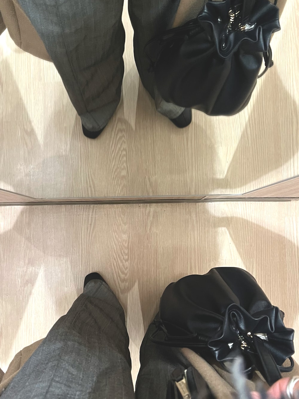 ブラウン系のジャケット/アウター、グレー系のスラックス、ブラック系のドレスシューズを着用したメンズの冬コーディネートの5枚目の写真