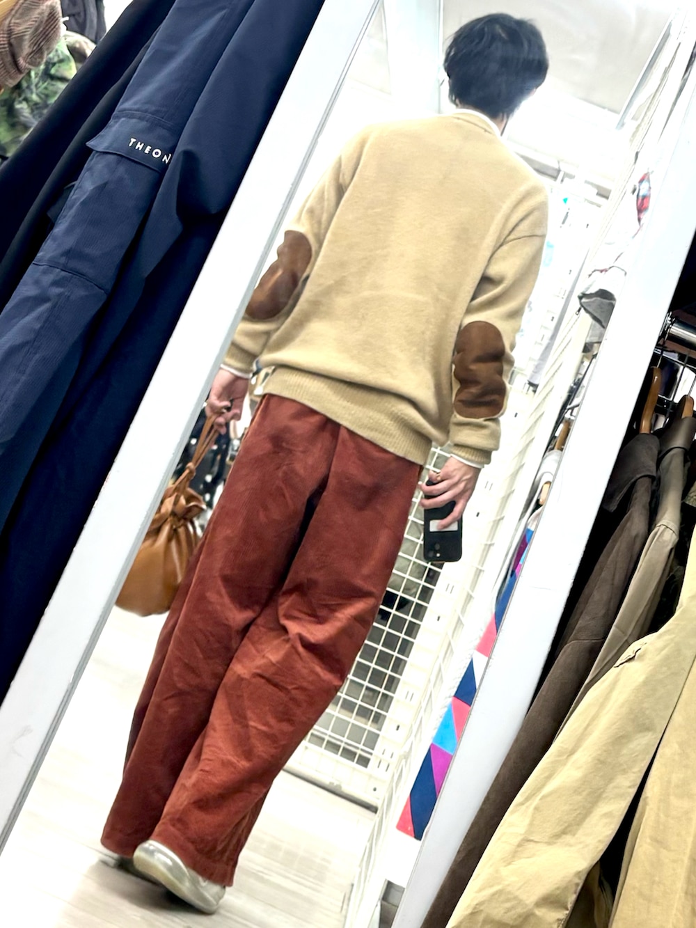 ブラウン系のショルダーバッグ、ブラウン系のカーディガン/ボレロ、レッド系のその他パンツを着用したメンズの冬コーディネートの2枚目の写真