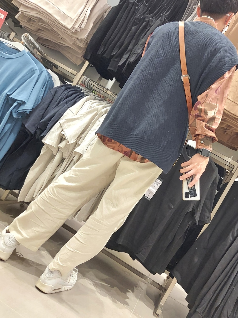 ホワイト系のその他パンツ、ホワイト系のスニーカー、ブラウン系のボディバッグ/ウエストポーチを着用したメンズの春コーディネートの2枚目の写真