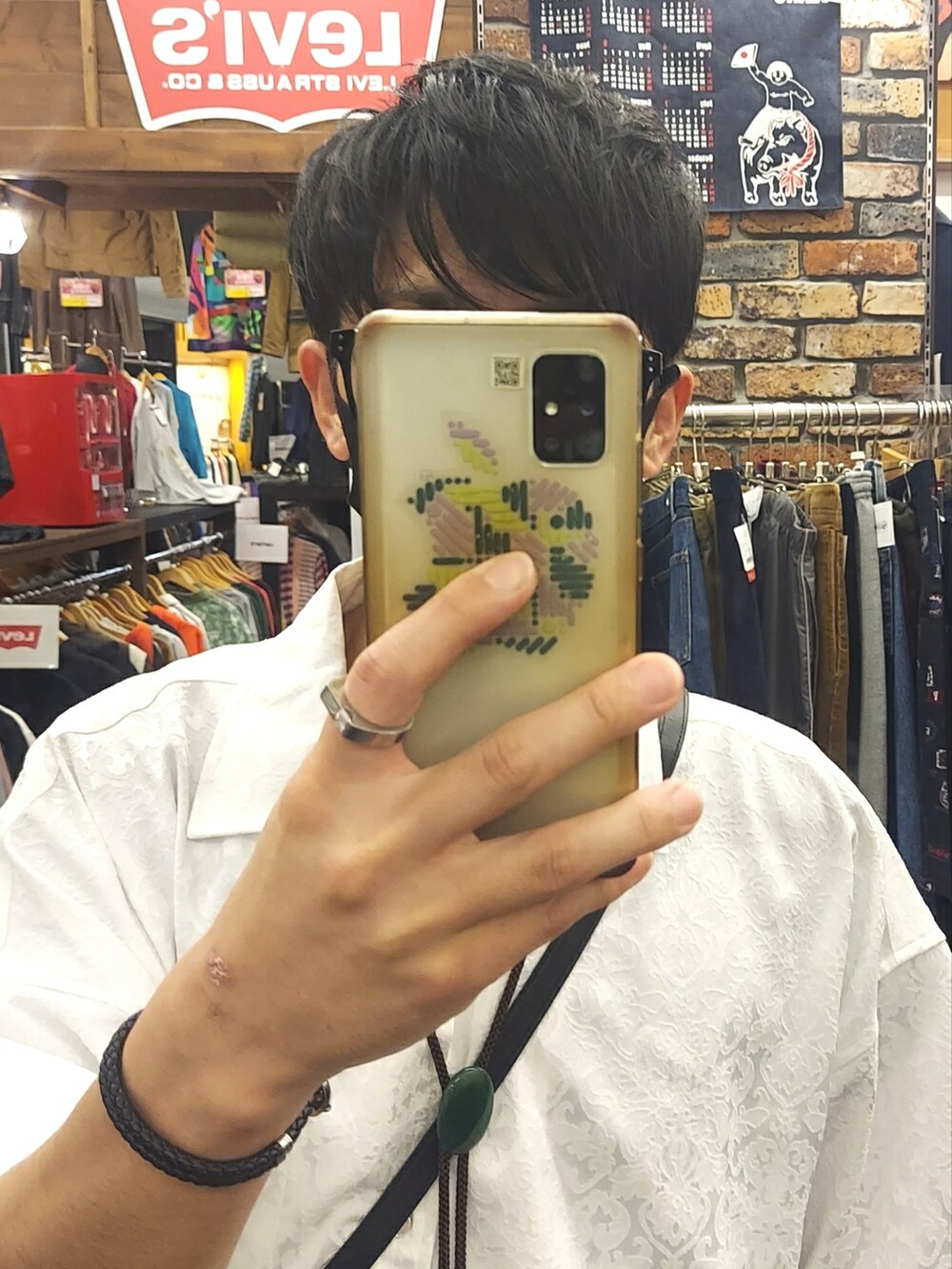 ブラック系のパンツ、ブラック系のスニーカー、ホワイト系のシャツ/ブラウスを着用したメンズの夏コーディネートの4枚目の写真