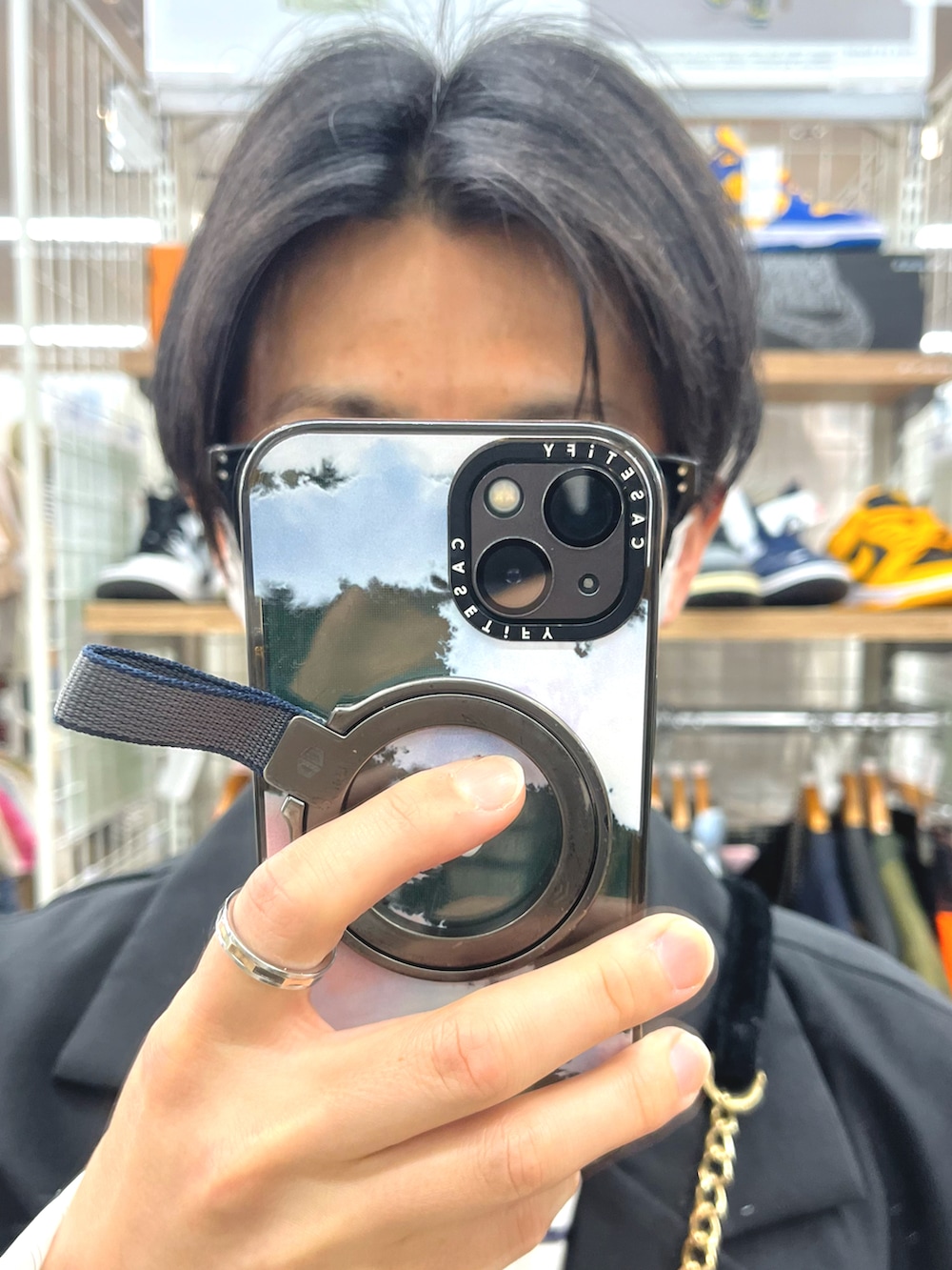 ブラウン系のハンドバッグ、ブラック系のテーラードジャケット、ホワイト系のTシャツ/カットソーを着用したメンズの春コーディネートの4枚目の写真