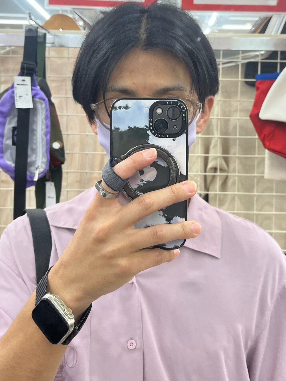 ブラック系のサンダル、グレー系のスラックス、ブラック系のショルダーバッグを着用したメンズの夏コーディネートの4枚目の写真