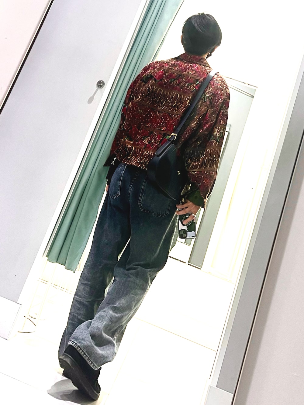 「ショートブルゾン、ブルゾン、デニム、ワイドパンツ、ショルダーバッグ、柄ジャケット、カラーシャツ、秋コーデ、秋服、休日コーデ、お出かけコーデ、黒スニーカー、タックイン、ブラックデニム」｜「ARCADEの-ARCADE Limited Line- 春服 ワイド デニムパンツ ロールアップ ビンテージウォッシュ ジーパン（デニムパンツ、グレー系）」を使った、xi(相互)さん（メンズ・171cm）の秋コーディネートの2枚目の写真