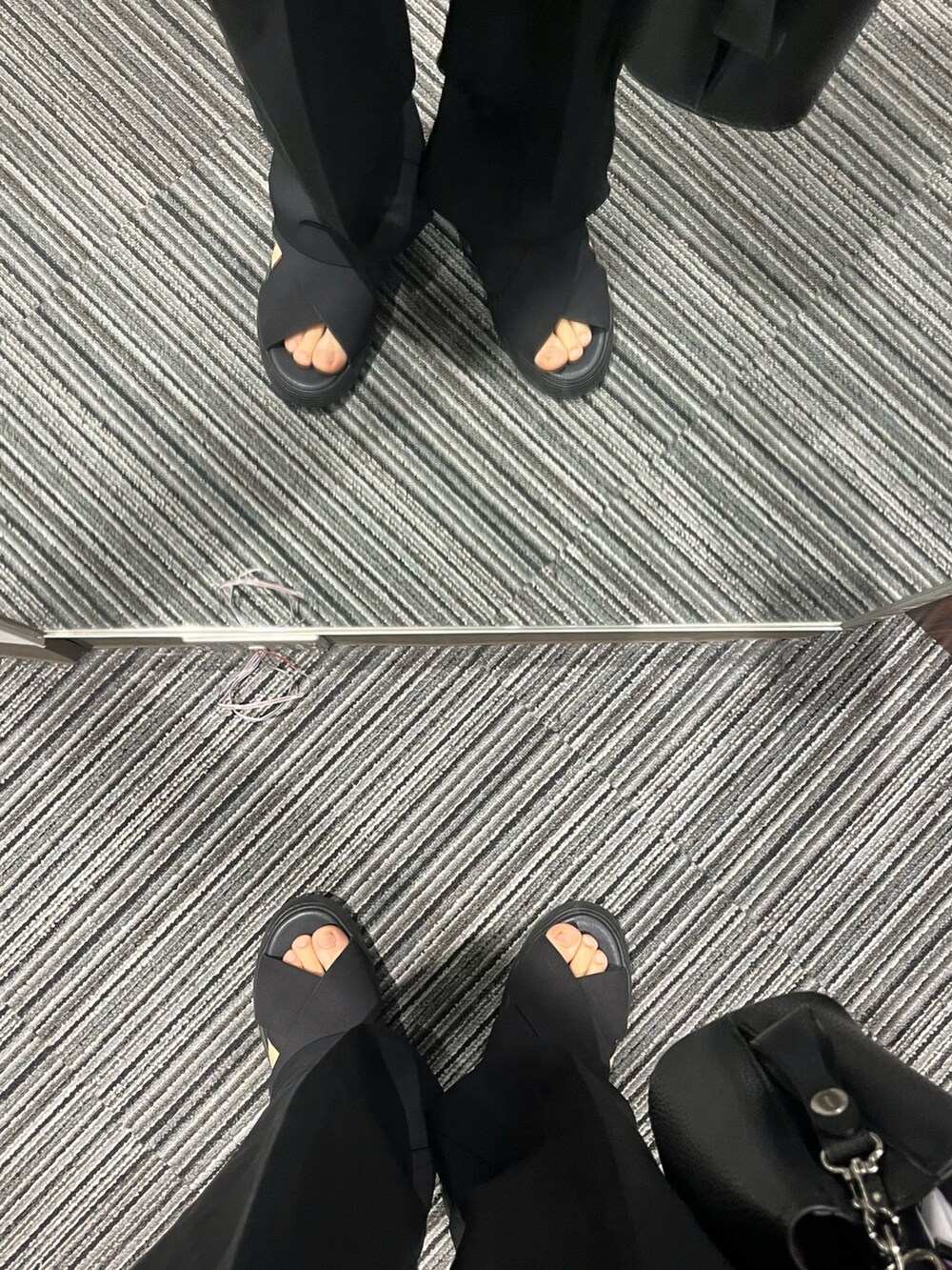 ブラック系のスラックス、ブラック系のサンダル、ブラック系のショルダーバッグを着用したメンズの夏コーディネートの5枚目の写真