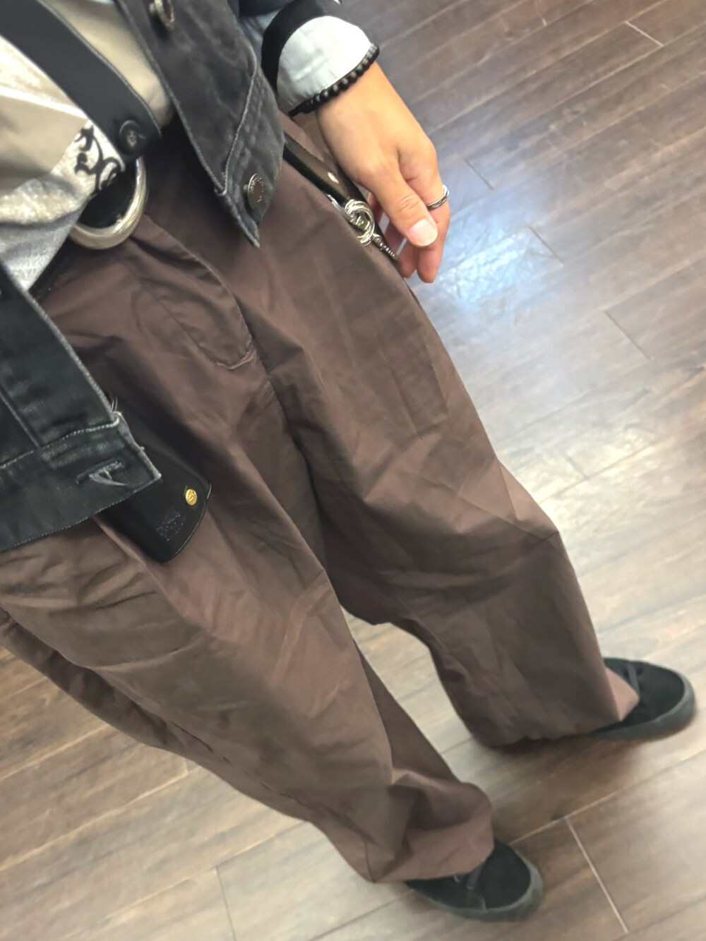 ブラック系のスニーカー、パープル系のパンツ、ブラック系のデニムジャケットを着用したメンズの秋コーディネートの3枚目の写真