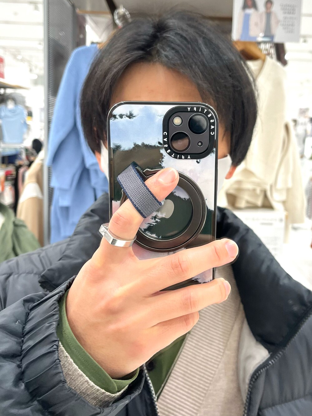 ブラウン系のパンツ、ブラック系のスニーカー、ブラック系のショルダーバッグを着用したメンズの冬コーディネートの4枚目の写真