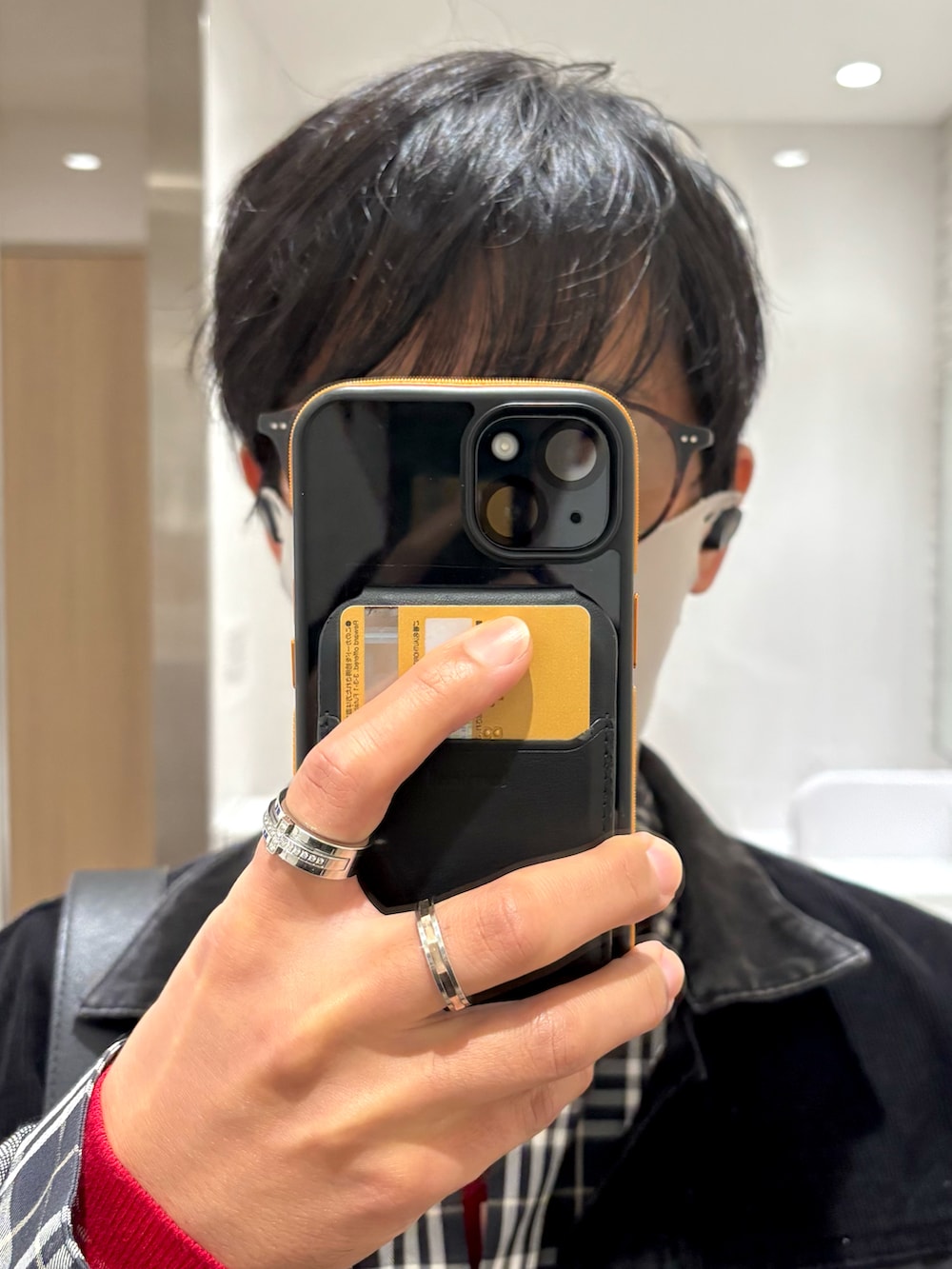 その他のシャツ/ブラウス、レッド系のニット/セーター、ブラック系のシャツ/ブラウスを着用したメンズの秋コーディネートの4枚目の写真