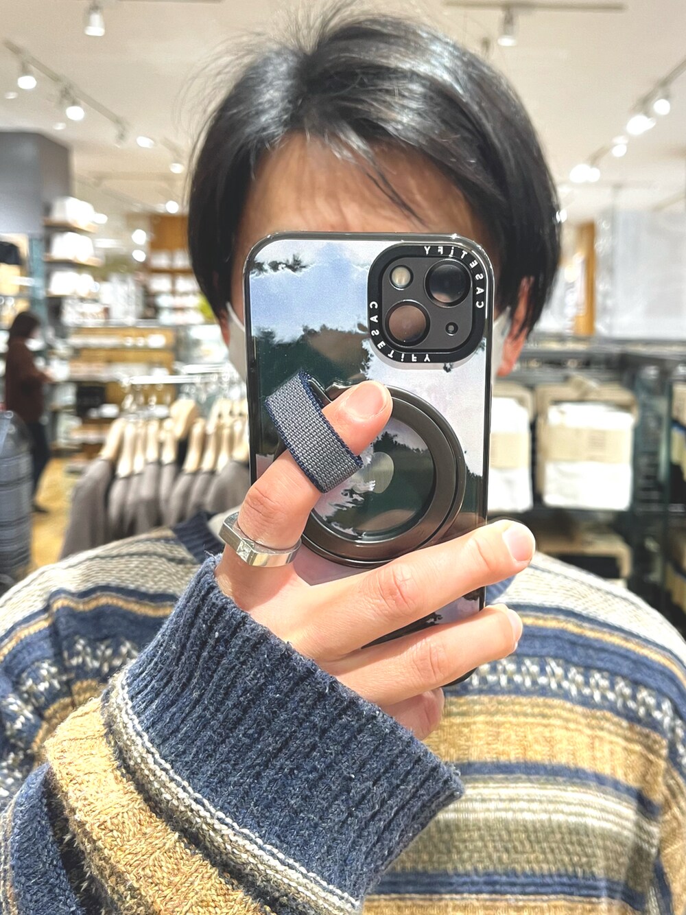 ホワイト系のパンツ、ブラック系のスニーカー、ブラック系のショルダーバッグを着用したメンズの冬コーディネートの4枚目の写真