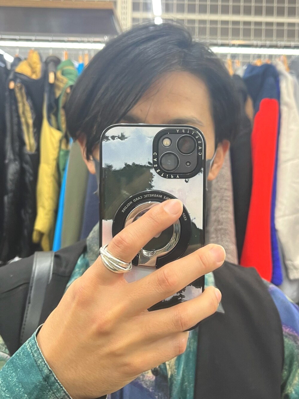 その他のシャツ/ブラウス、ブラック系のベスト、グレー系のスラックスを着用したメンズの秋コーディネートの4枚目の写真