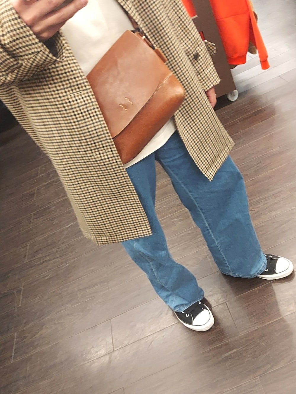 ブルー系のデニムパンツ、ブラック系のスニーカー、ブラウン系のボディバッグ/ウエストポーチを着用したメンズの春コーディネートの3枚目の写真