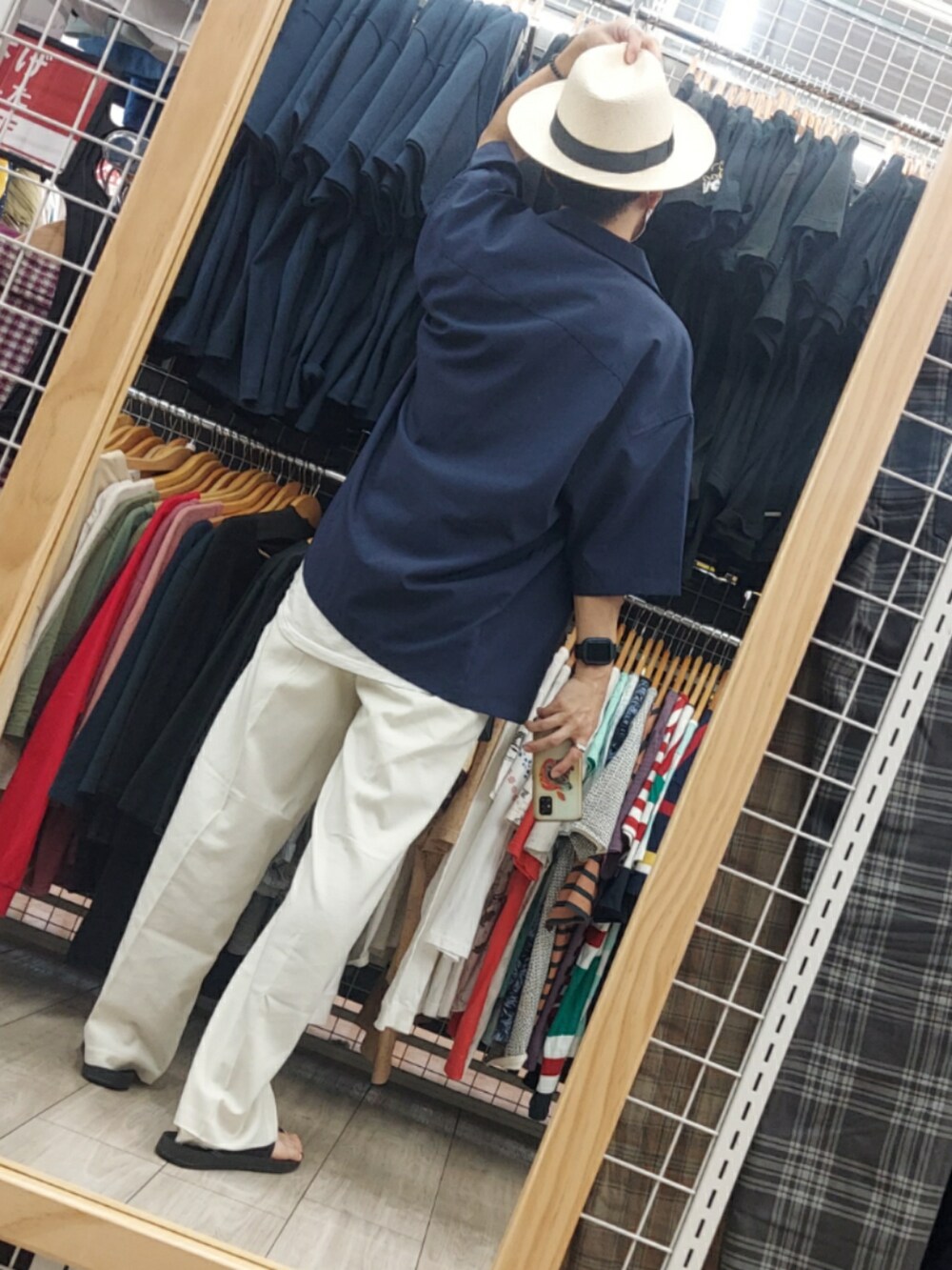 ホワイト系のパンツ、ブラック系のサンダル、ホワイト系のTシャツ/カットソーを着用したメンズの夏コーディネートの2枚目の写真
