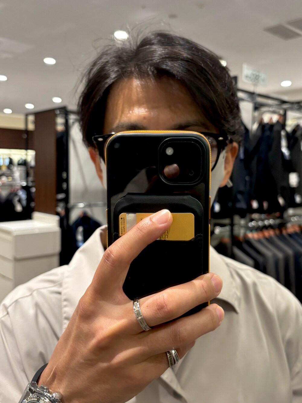 オレンジ系のパンツ、ホワイト系のスニーカー、ブラック系のTシャツ/カットソーを着用したメンズの秋コーディネートの4枚目の写真