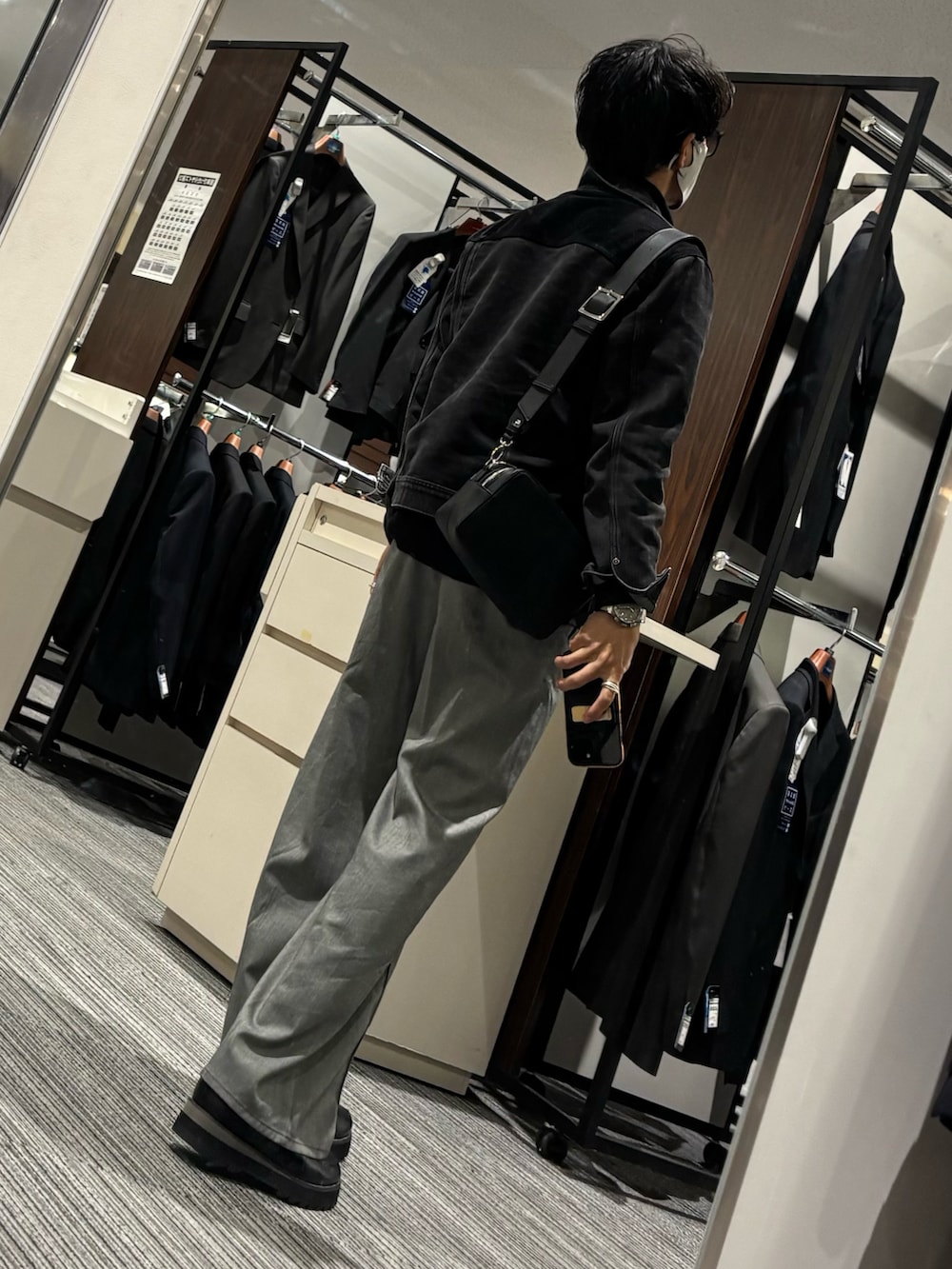 ブラック系のドレスシューズ、グレー系のスラックス、ブラック系のニット/セーターを着用したメンズの秋コーディネートの2枚目の写真