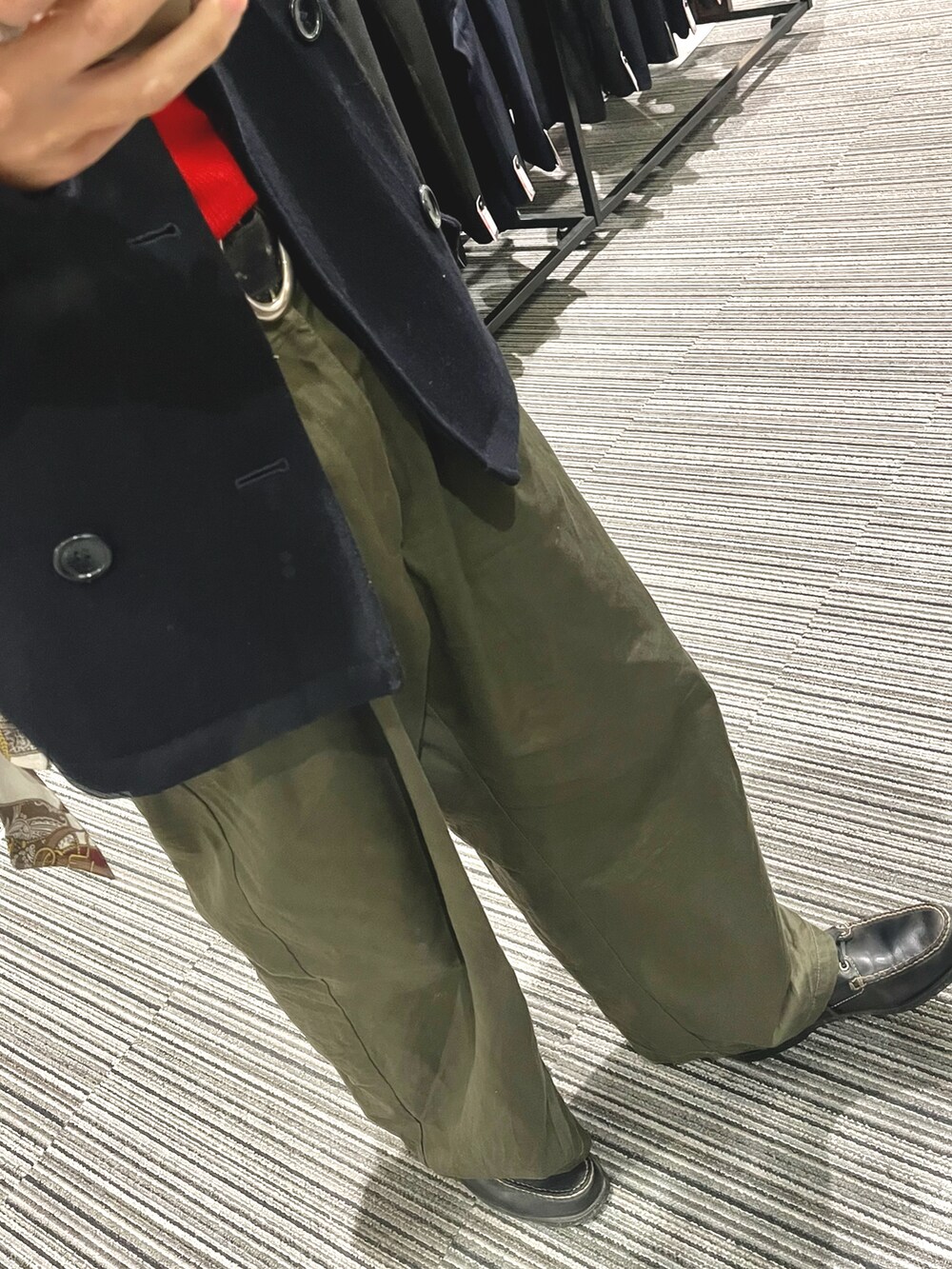 ブラック系のローファー、グリーン系のパンツ、ブラック系のショルダーバッグを着用したメンズの冬コーディネートの3枚目の写真