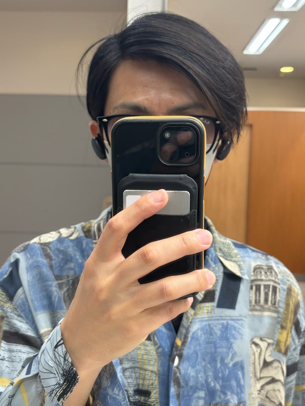 ホワイト系のスラックス、ブラック系のTシャツ/カットソー、ブラック系のサンダルを着用したメンズの夏コーディネートの4枚目の写真