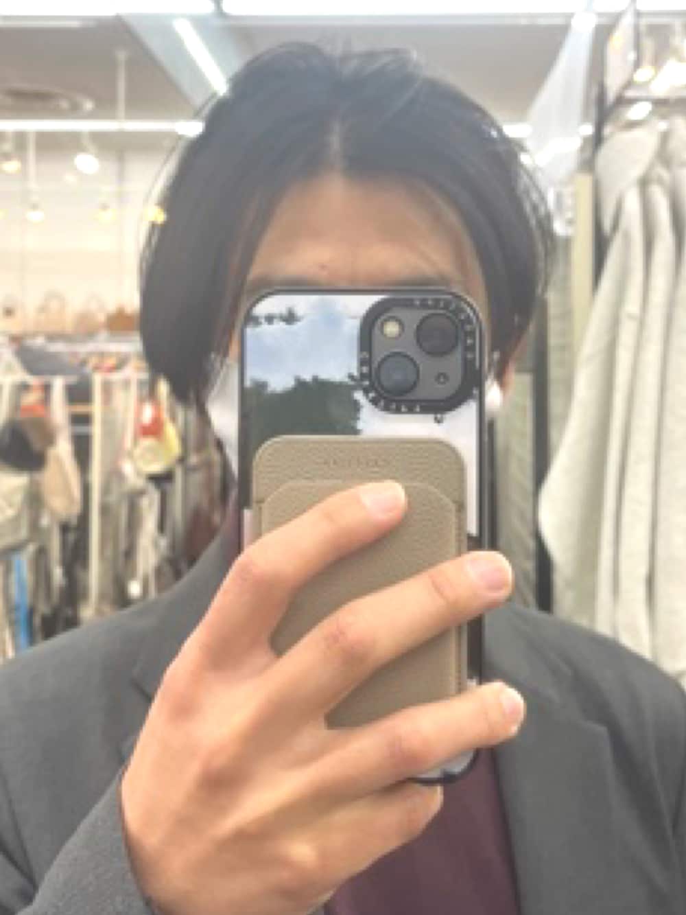 ブラック系のスニーカー、ブラウン系のスラックス、グレー系のテーラードジャケットを着用したメンズの冬コーディネートの5枚目の写真