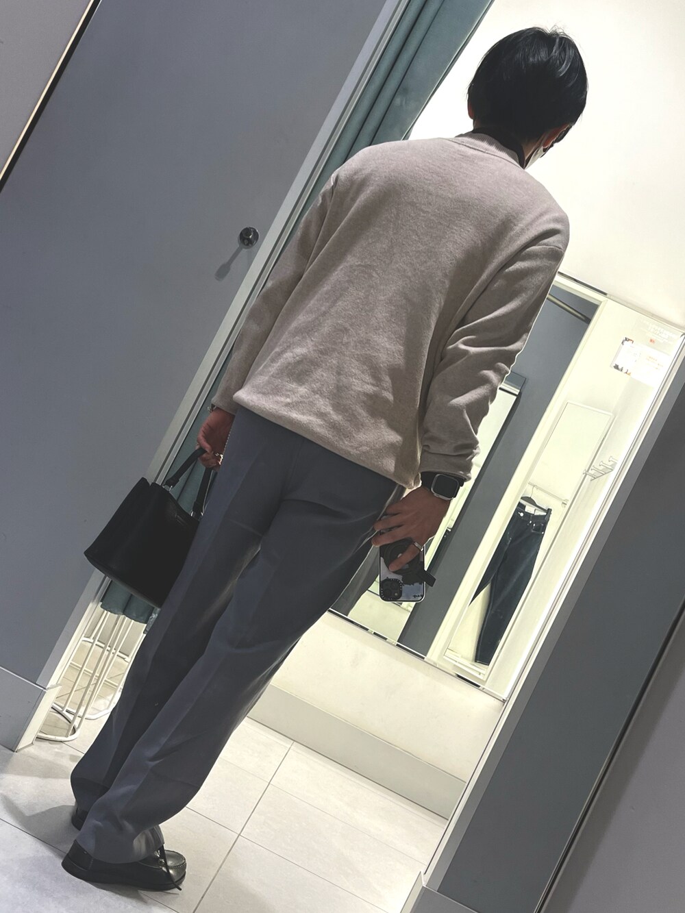 ブルー系のパンツ、ブラック系のローファー、ブラック系のショルダーバッグを着用したメンズの冬コーディネートの2枚目の写真