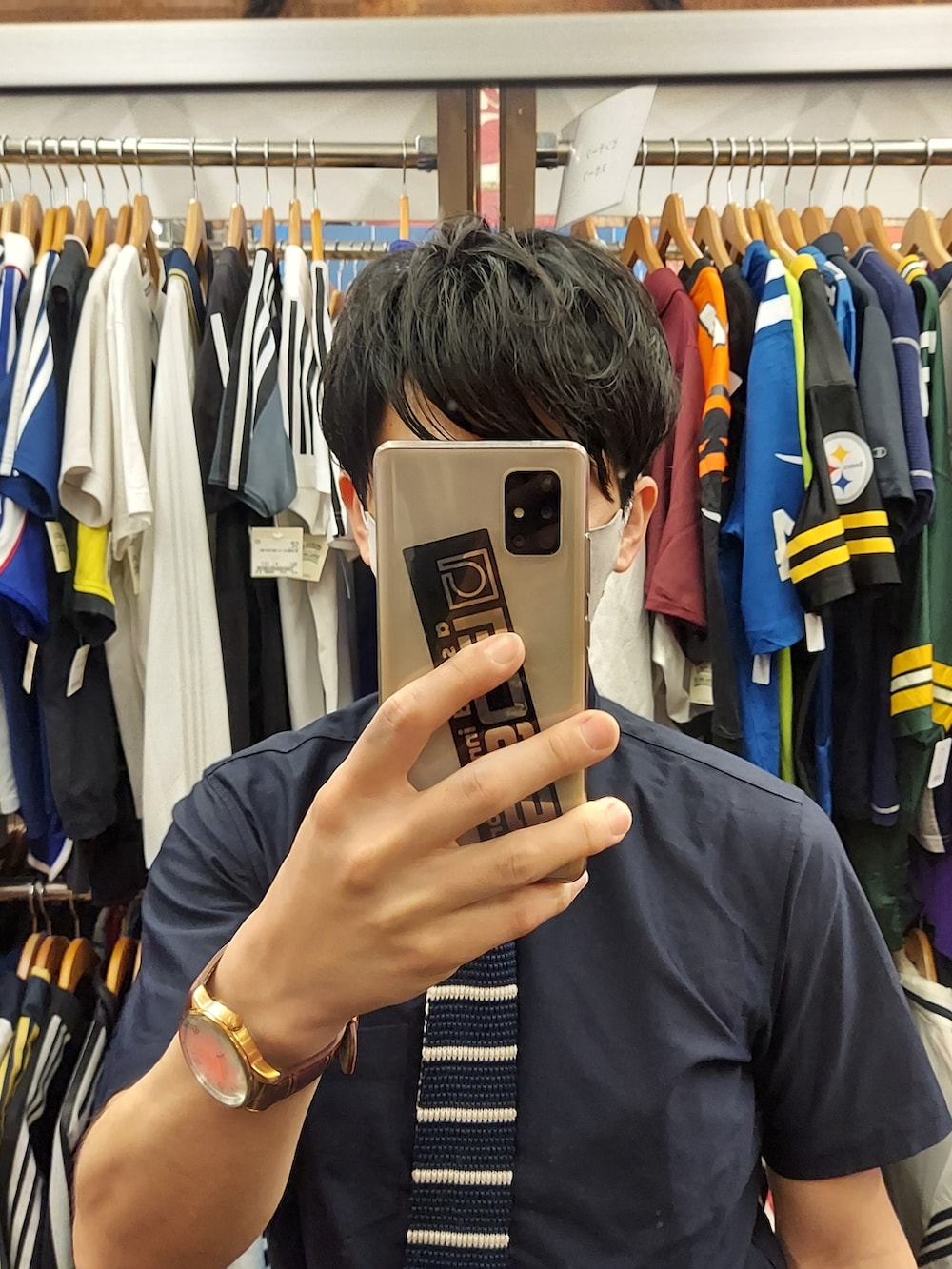ブルー系のパンツ、ブラウン系のドレスシューズ、ブルー系のネクタイを着用したメンズの夏コーディネートの5枚目の写真