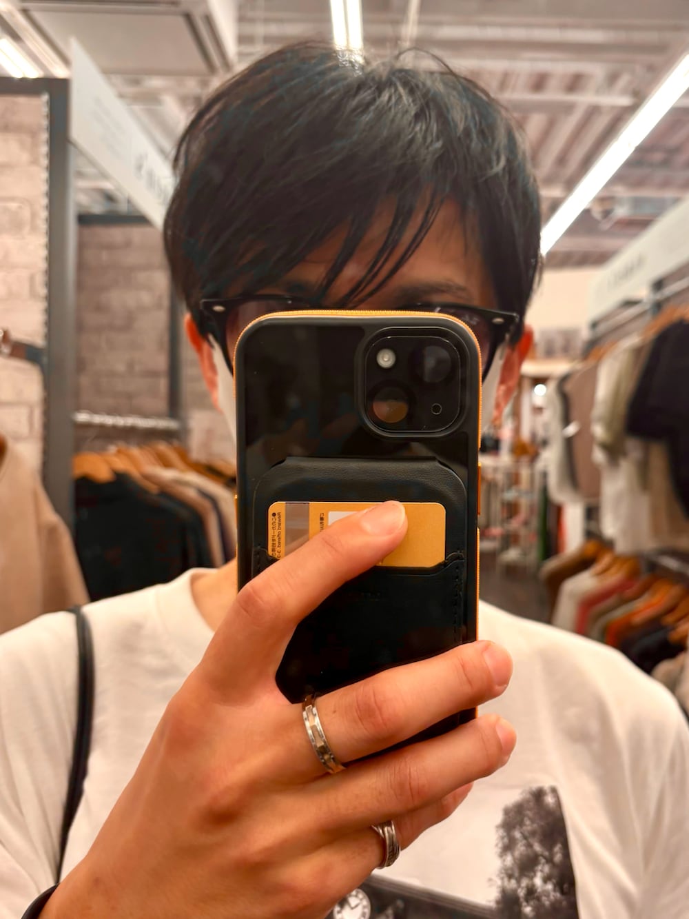 グレー系のスラックス、ブラック系のサンダル、ホワイト系のTシャツ/カットソーを着用したメンズの夏コーディネートの4枚目の写真