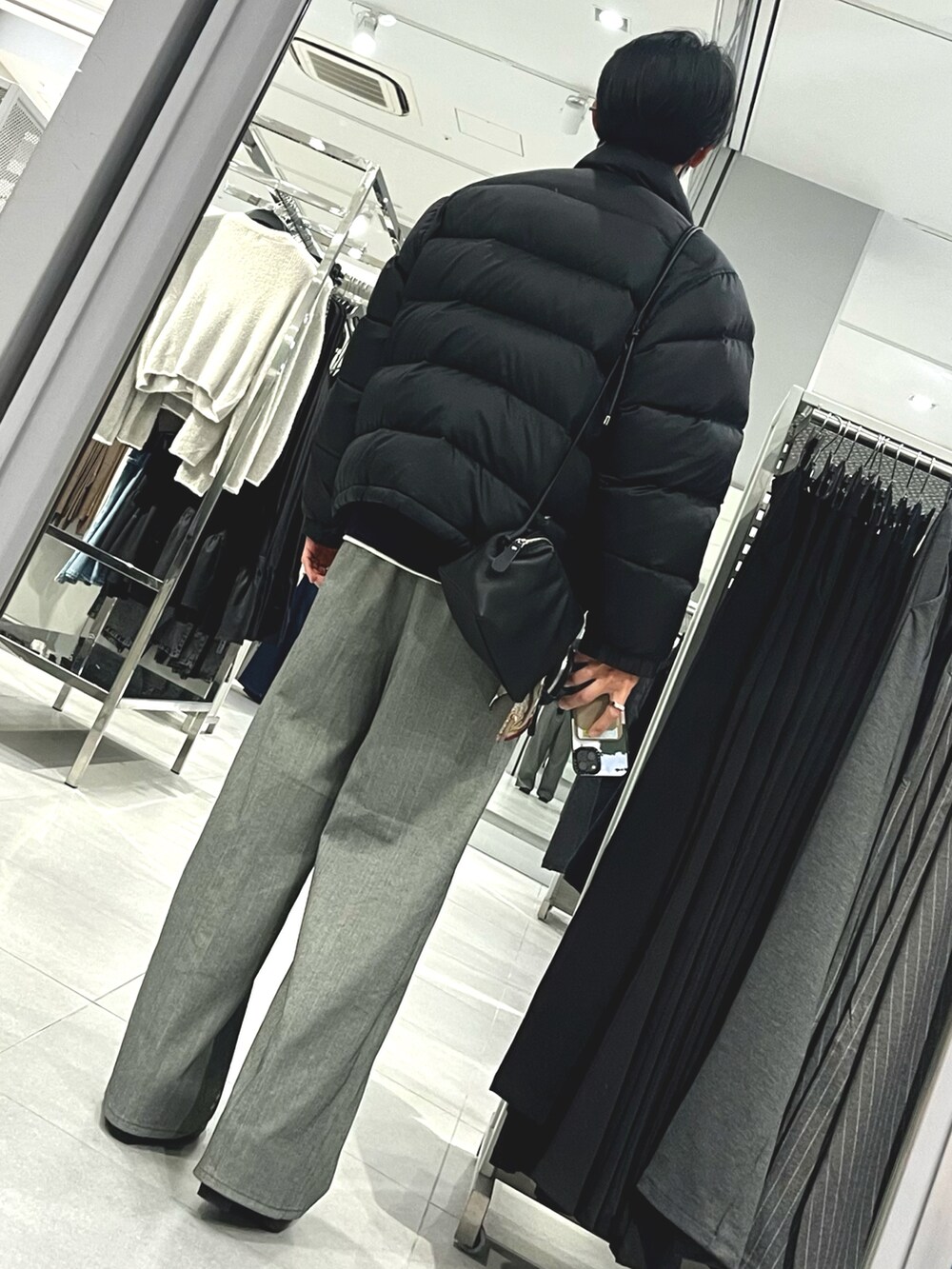 グレー系のスラックス、ブラック系のドレスシューズ、パープル系のニット/セーターを着用したメンズの冬コーディネートの2枚目の写真