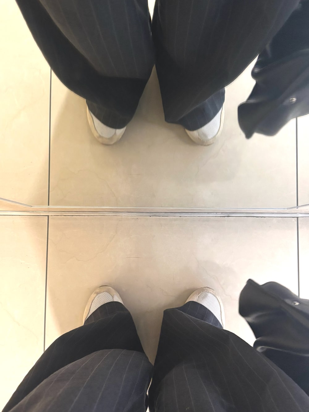 ブルー系のその他パンツ、ブラウン系のカーディガン/ボレロ、グリーン系のナイロンジャケットを着用したメンズの秋コーディネートの5枚目の写真