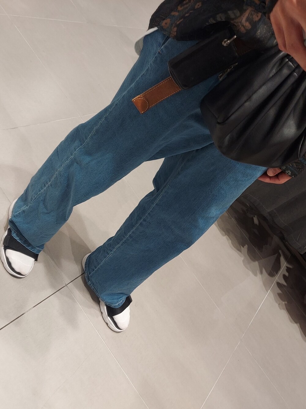 ブラック系のサンダル、ブラック系のバッグ、その他のシャツ/ブラウスを着用したメンズの夏コーディネートの3枚目の写真