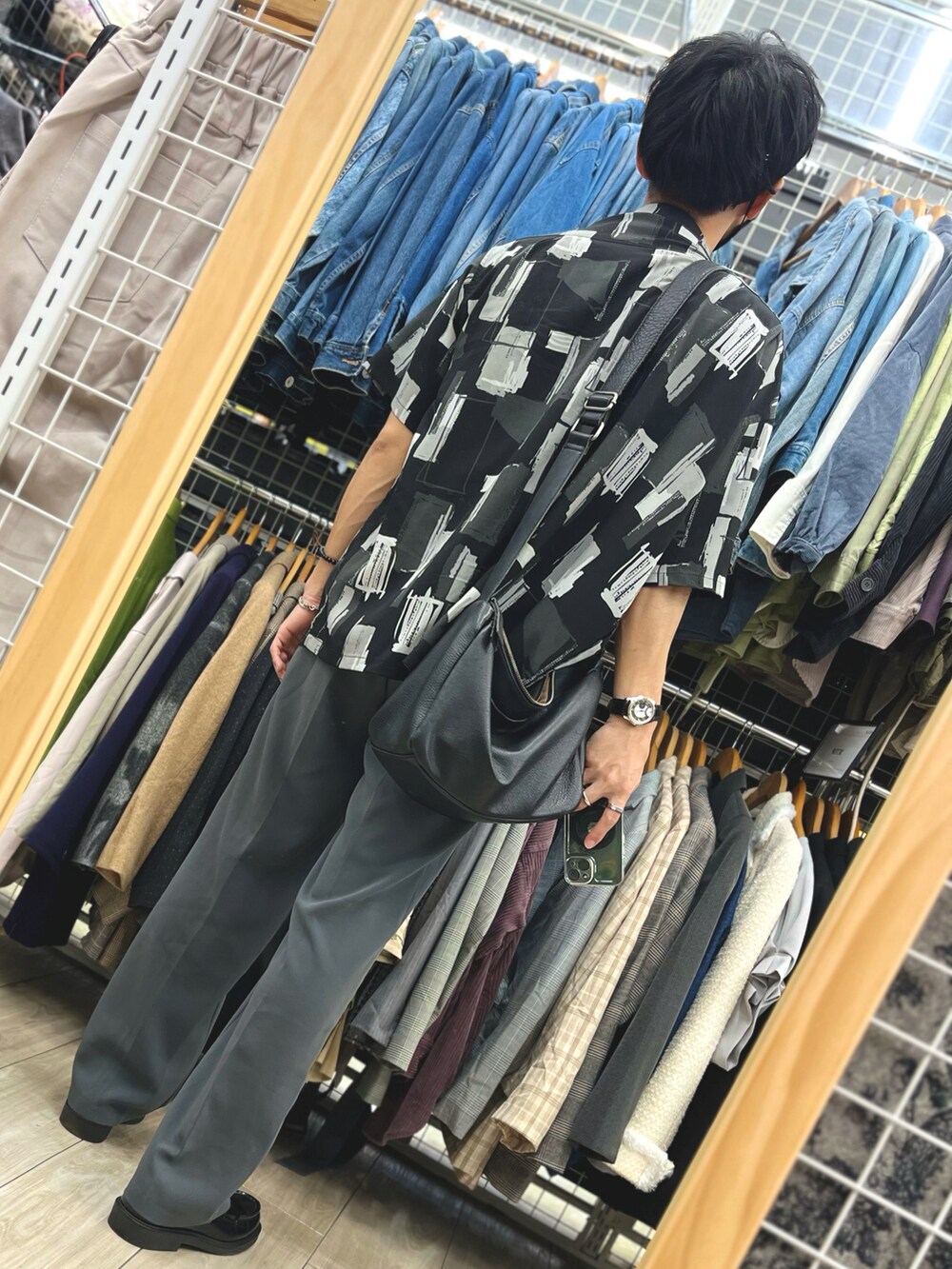 ブルー系のパンツ、ブラック系のローファー、ホワイト系のシャツ/ブラウスを着用したメンズの秋コーディネートの2枚目の写真