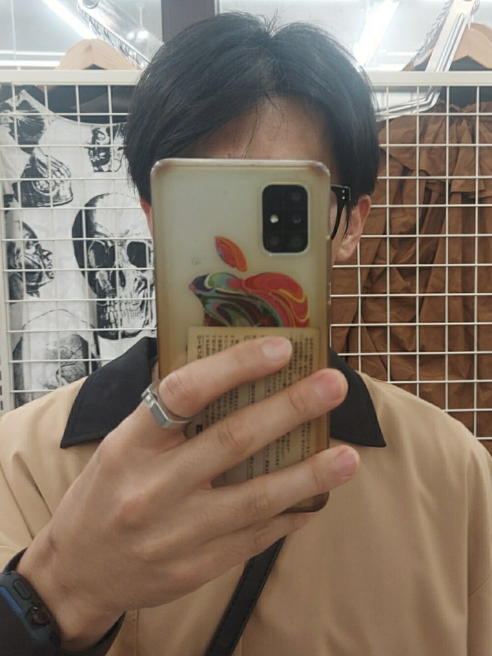 ブラック系のサンダル、ブラック系のショルダーバッグ、ベージュ系のシャツ/ブラウスを着用したメンズの夏コーディネートの4枚目の写真