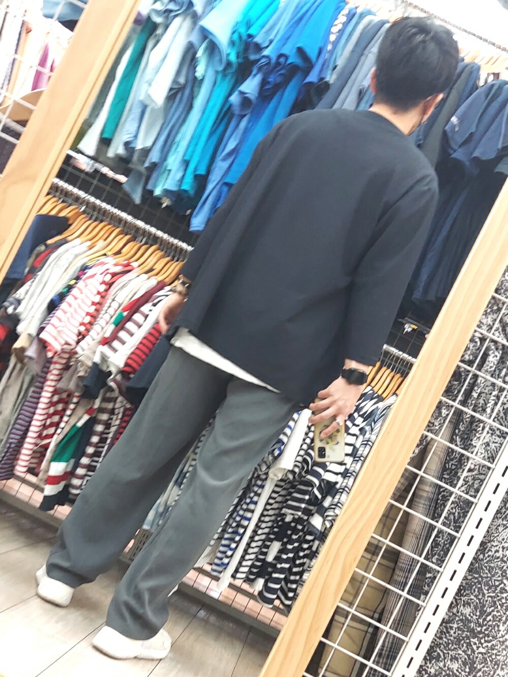 ブルー系のパンツ、ホワイト系のスニーカー、ホワイト系のTシャツ/カットソーを着用したメンズの夏コーディネートの2枚目の写真
