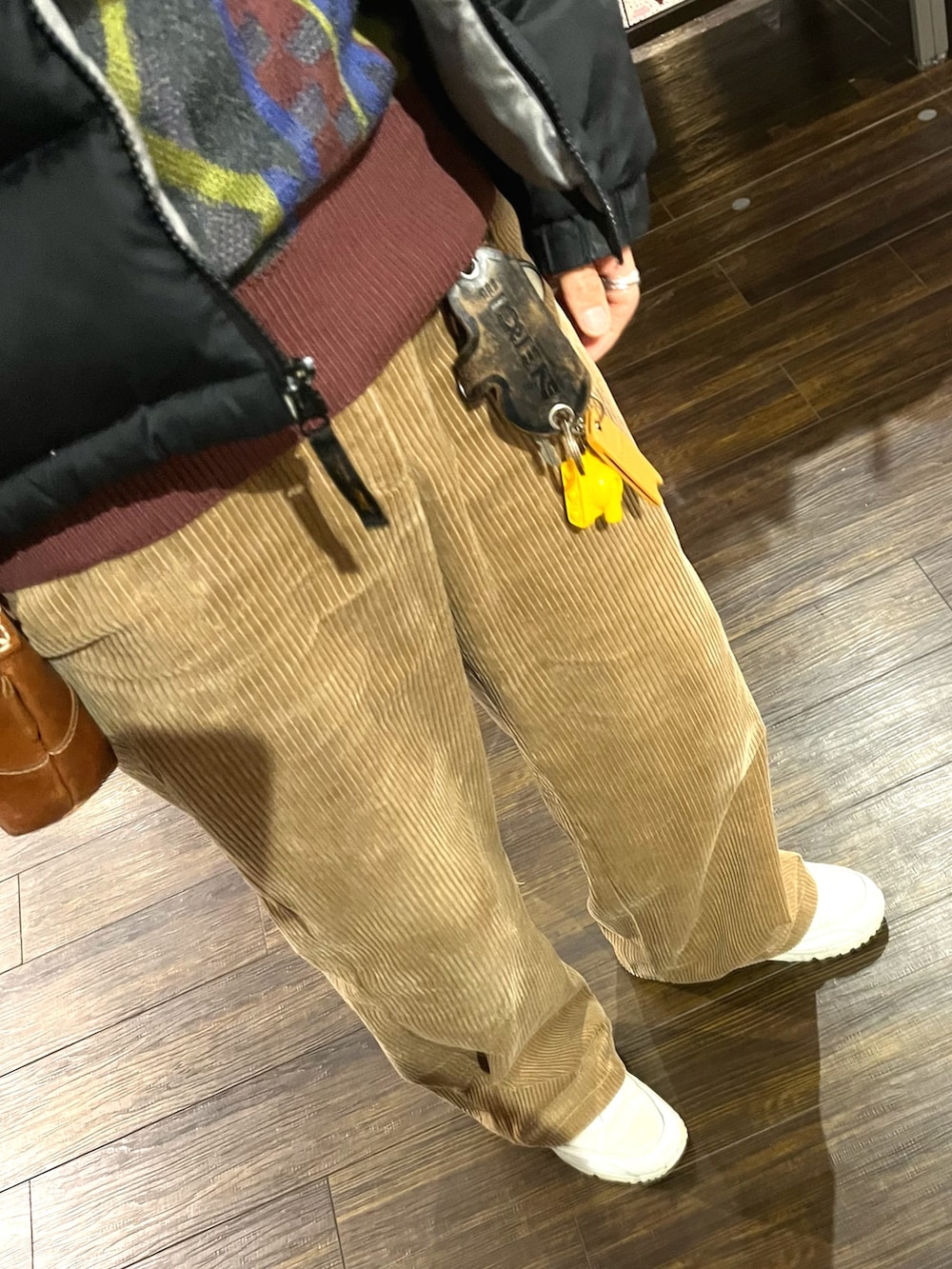その他のニット/セーター、ブラウン系のパンツ、ホワイト系のスニーカーを着用したメンズの冬コーディネートの3枚目の写真