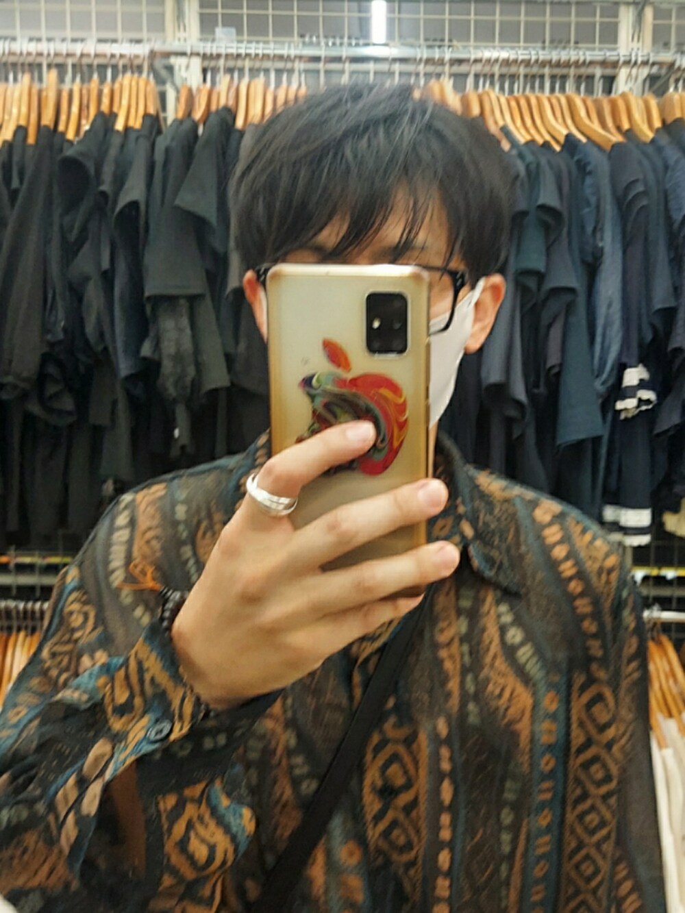 ブラック系のサンダル、ブラウン系のパンツ、その他のシャツ/ブラウスを着用したメンズの夏コーディネートの4枚目の写真