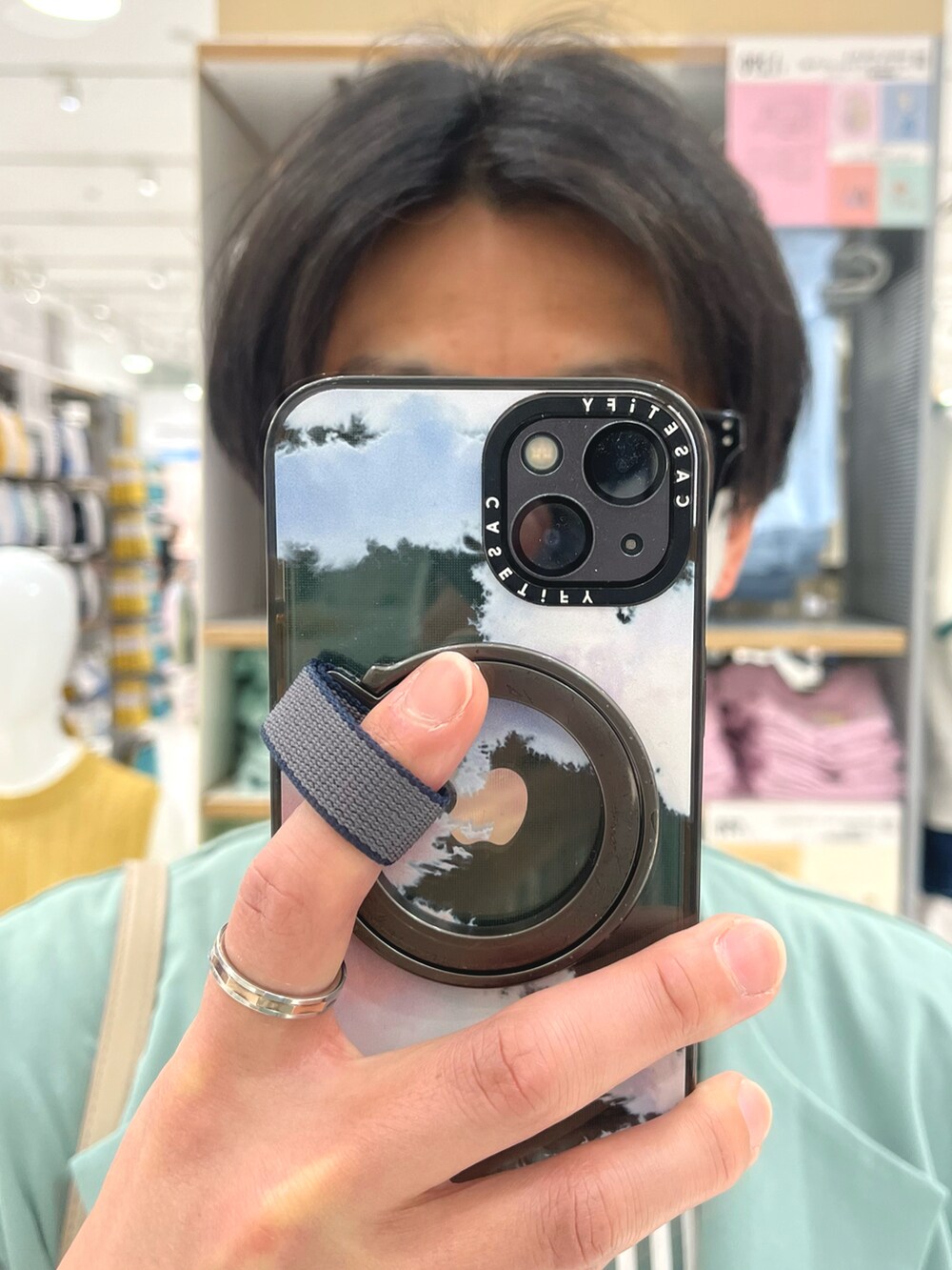 ブルー系のデニムパンツ、ブラック系のドレスシューズ、グリーン系のベストを着用したメンズの春コーディネートの4枚目の写真