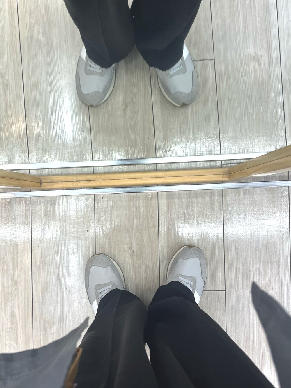 ブラック系のスラックス、グレー系のスニーカー、グレー系のテーラードジャケットを着用したメンズの春コーディネートの5枚目の写真